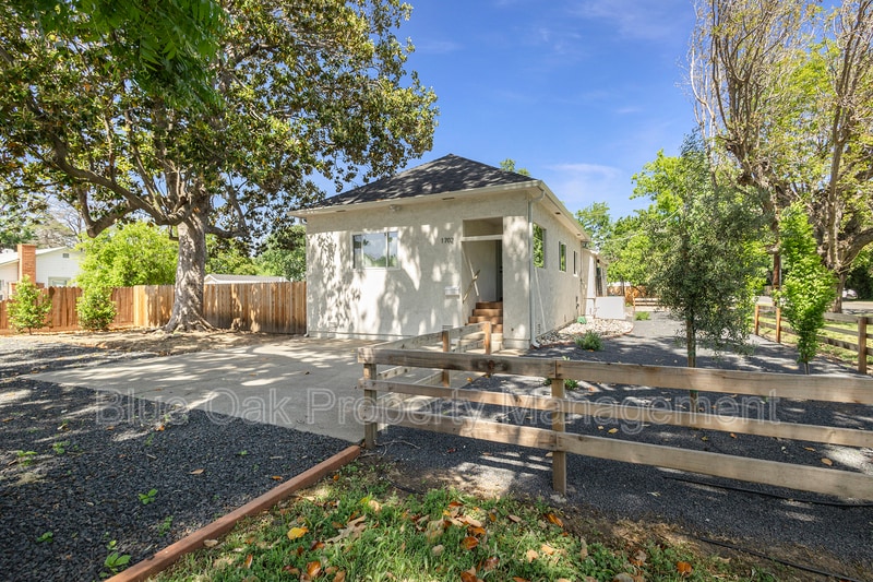 Primary Photo - 1702 Laburnum Ave