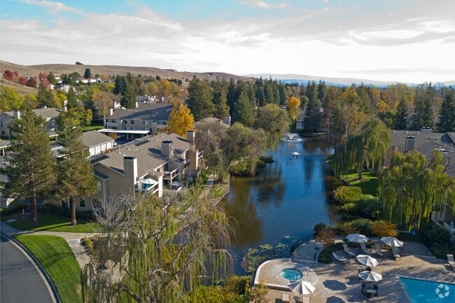 Vista aérea del lago - Amador Lakes Apartments