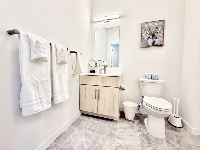 Building Photo - 501 N Perth St