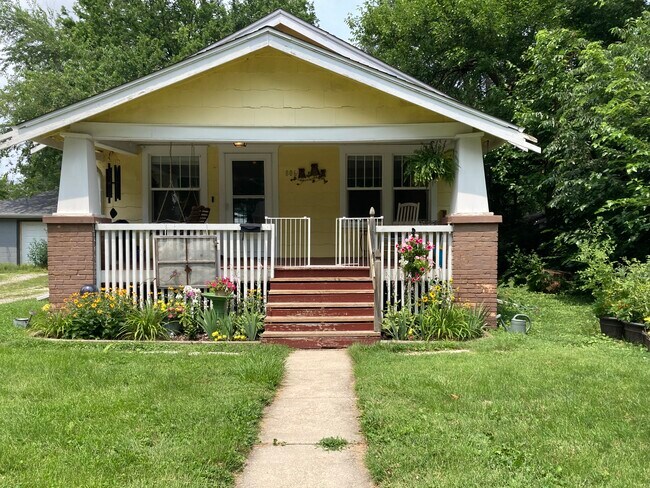 front of house, flower beds - 806 W Daniel St