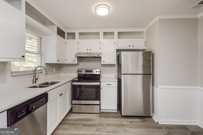 Building Photo - 883 Waterside Dr SE