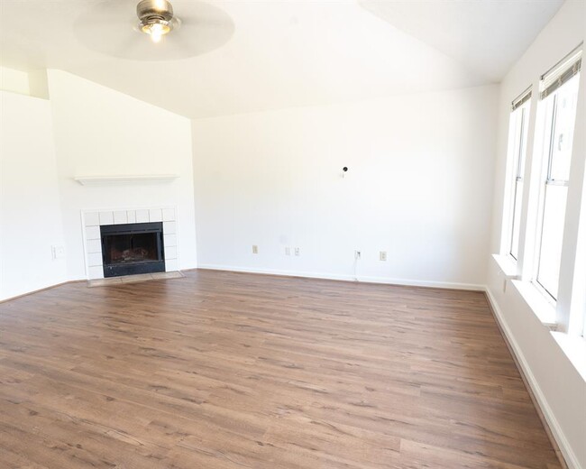 Building Photo - 16519 N Meadow Dr