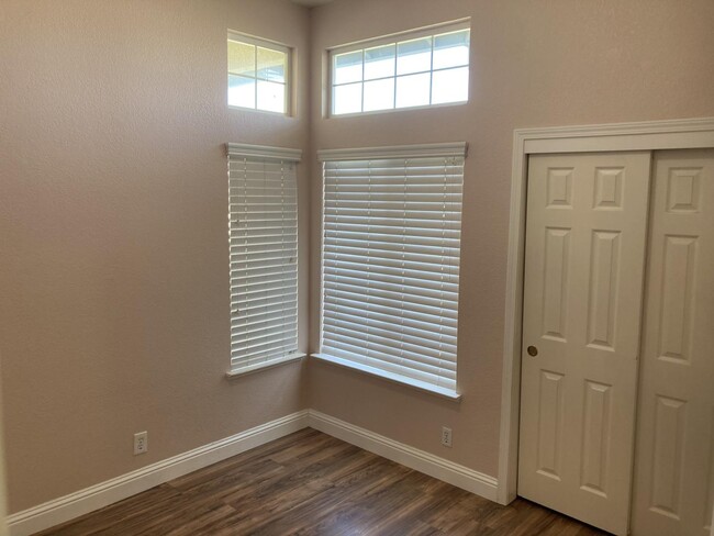 Building Photo - 660 Mission Ridge Dr