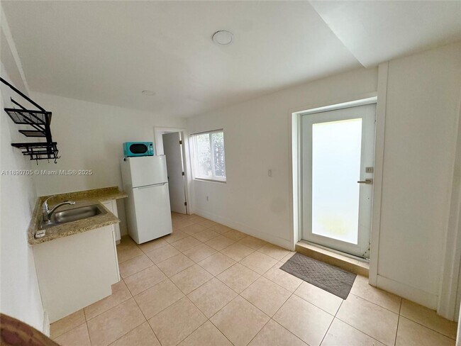 Foto del edificio - 323 NW 105th St