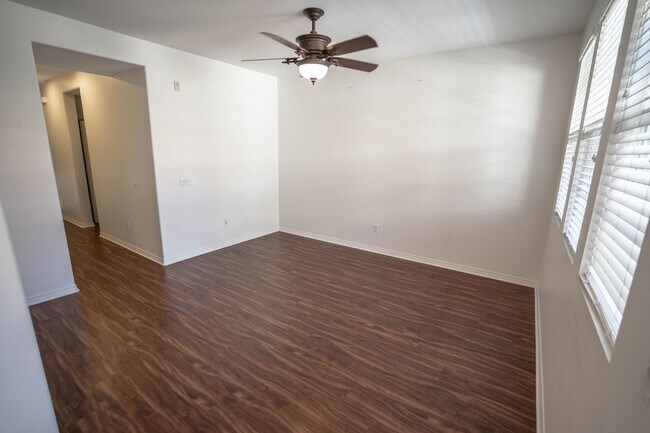 Building Photo - Esperto 2 Bedroom Townhome for Rent in Val...
