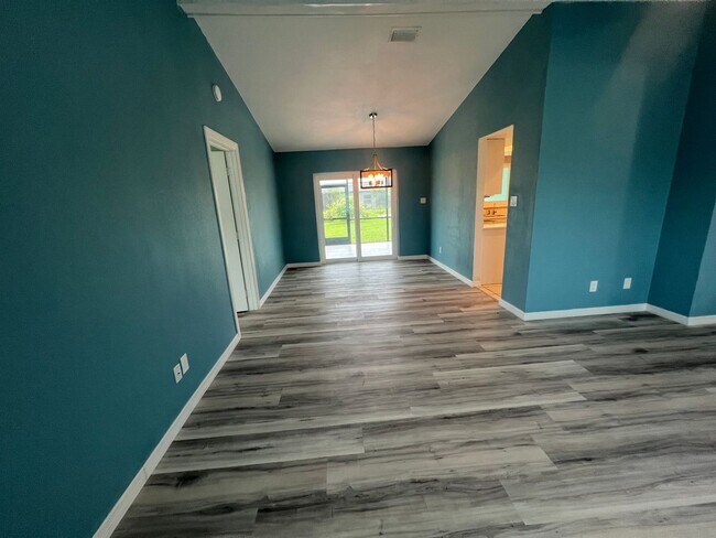 Building Photo - Annual ** Newly Renovated ** 3 Bedroom / 2...