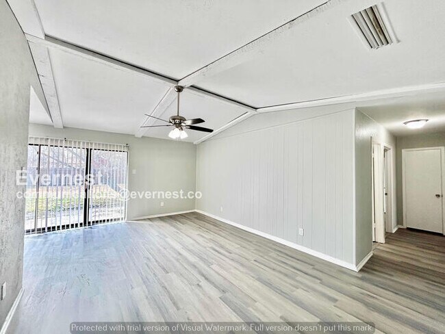 Foto del edificio - 415 Southlake Dr