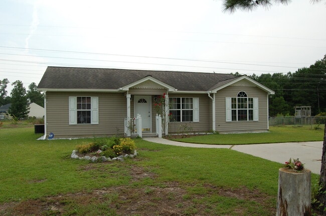 Building Photo - Nice 3 bedroom/2 bath home in quiet neighb...