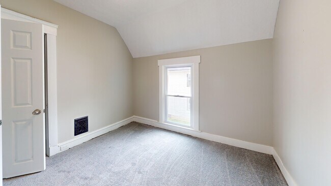Building Photo - 2027 W 105th St