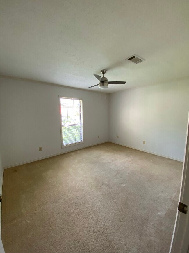 Foto del edificio - 135 Sherwood Dr