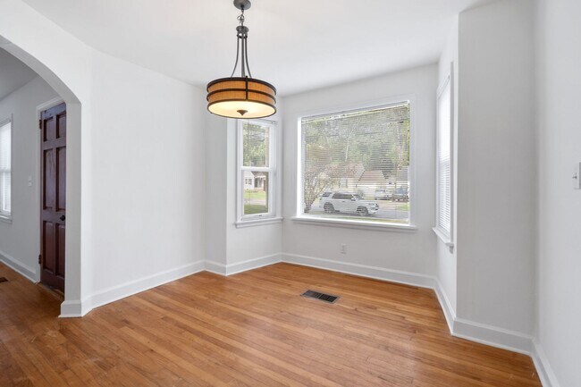 Building Photo - Beautiful 2 bed/1 bath