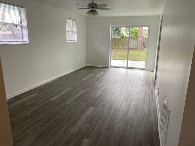 Building Photo - Cozy Bungalow