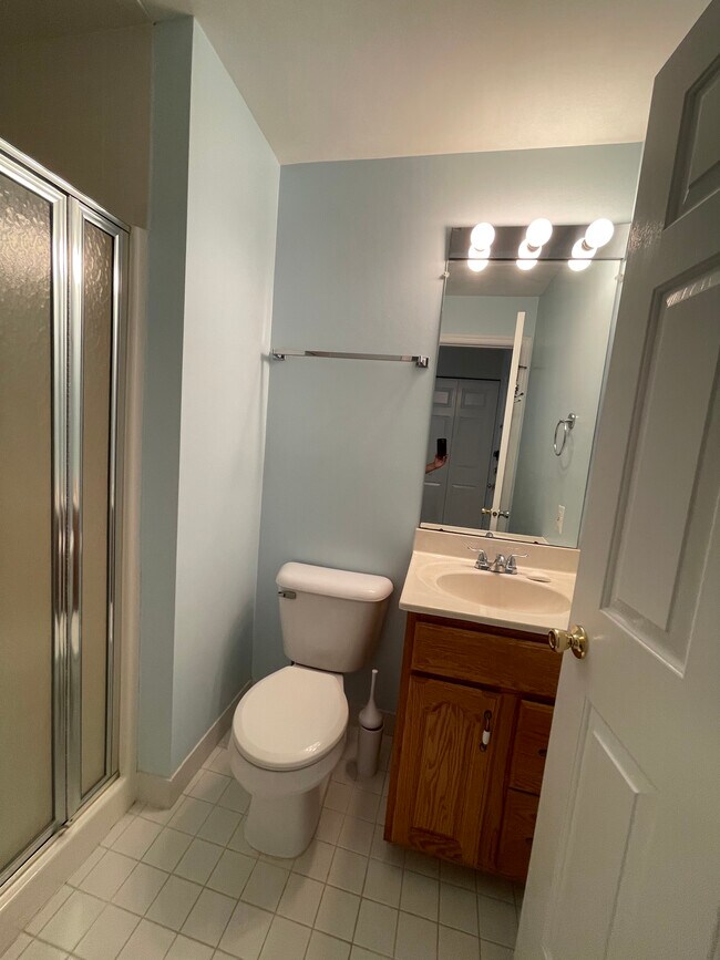 Entrance, view to the right/guest bathroom - 56 Village Dr