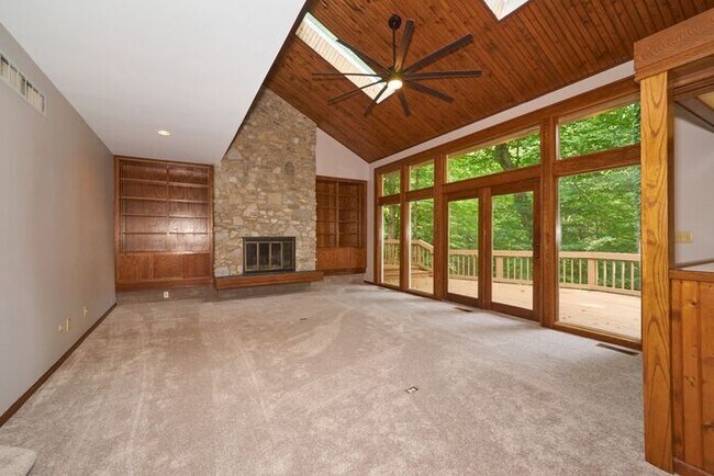 Building Photo - Magical 3 Bedroom in Tranquil Normandy Farms