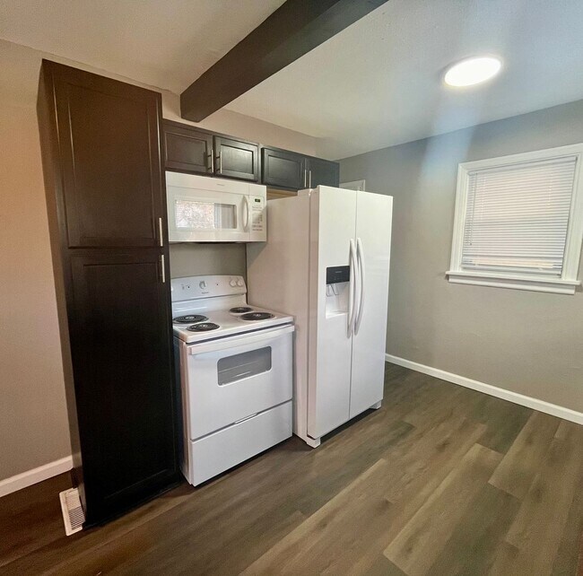 Building Photo - Remodeled two bedroom House in Alton