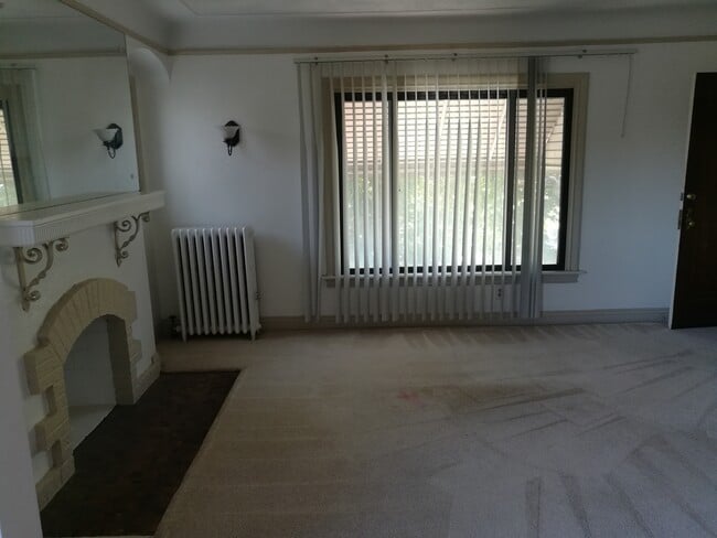 Living rm - 18444 Woodingham Dr