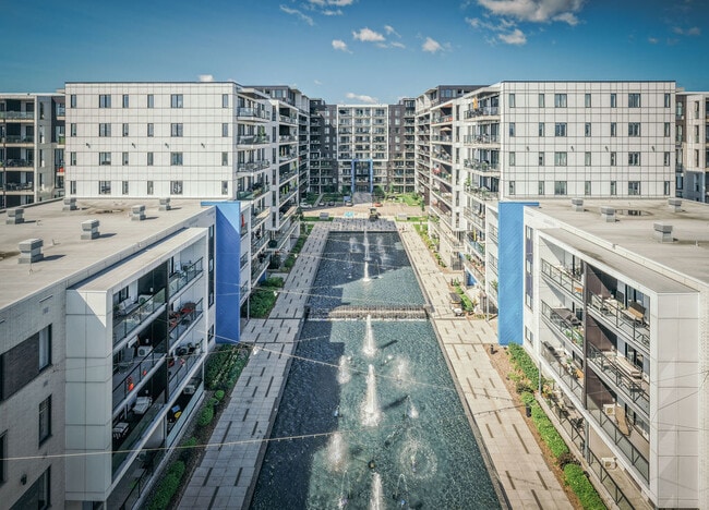 Building Photo - L'Aventura
