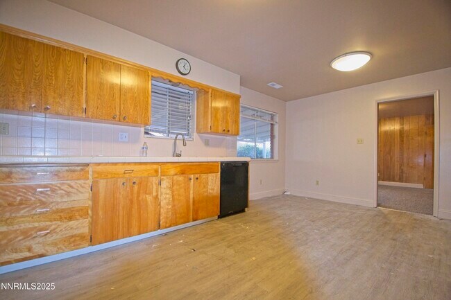 Building Photo - 995 Roberts St