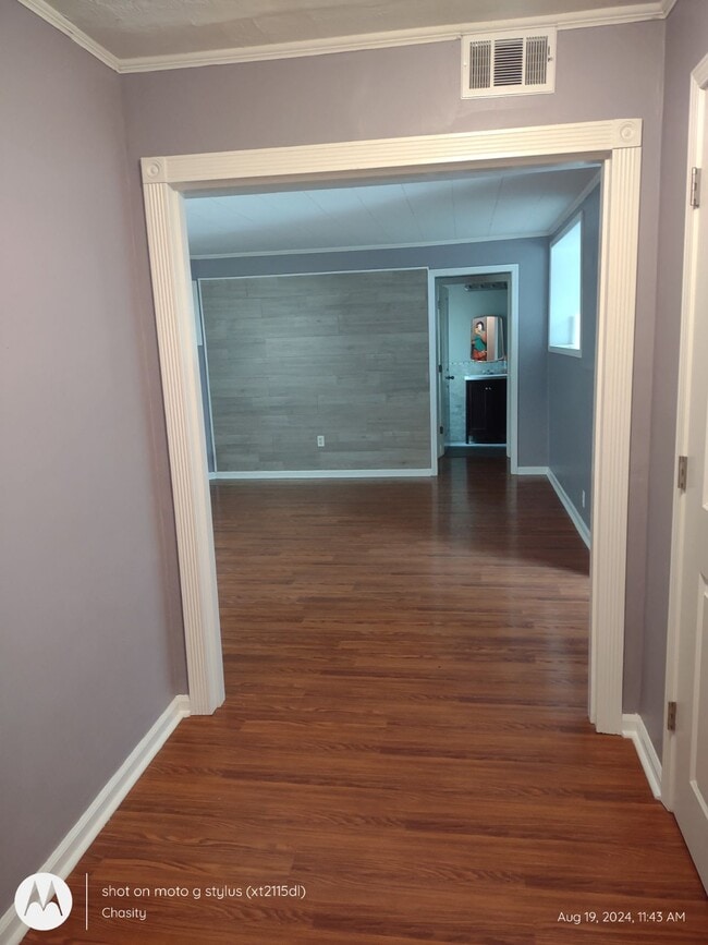 Building Photo - 829 W Oak Ave