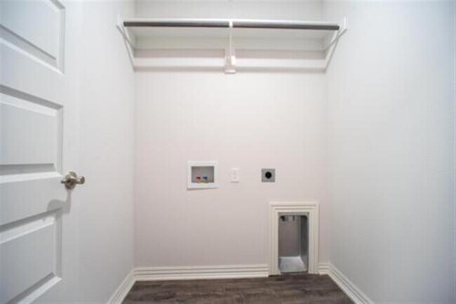 Building Photo - GORGEOUS HOME 5