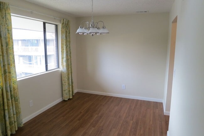 Building Photo - 600 Manhattan Dr