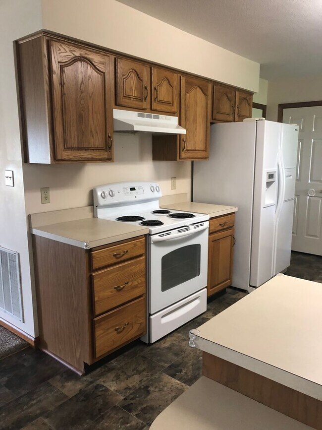 Building Photo - 2 Bedroom / 1.5 Bath Condo