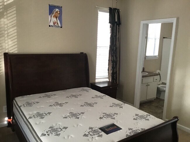 Foto del edificio - 2nd Floor Furnished Condo in River Oaks *Half off Second Month*