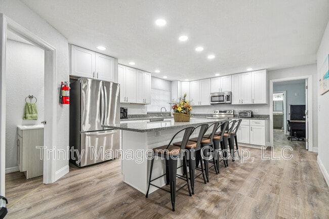 Foto del edificio - 380 Jeru Blvd