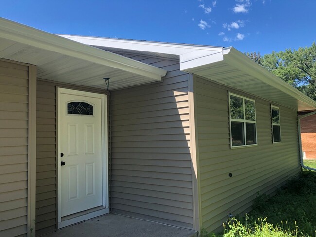 Building Photo - Newly Remodeled 3 Bedroom House