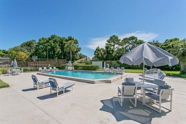 Adult Pool &amp; Basketball Park - 695 A1A North