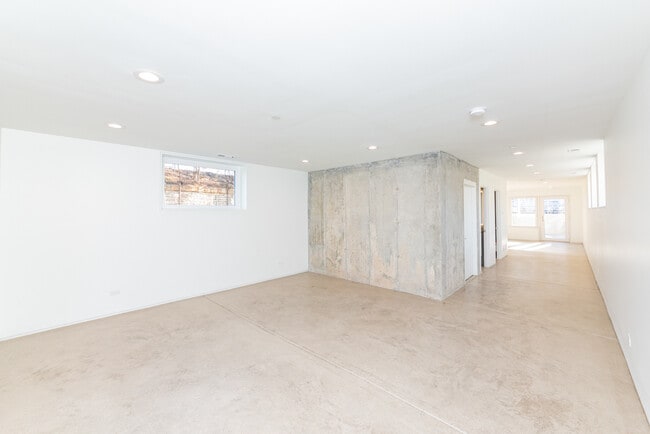 Building Photo - 2611 W Gladys Ave