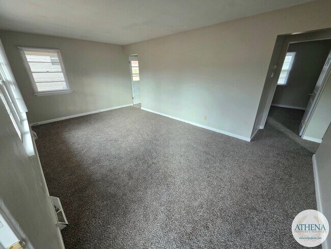 Foto del edificio - 3 Bedroom / 1 Bath House - SIZABLE YARD & W/D INCLUDED