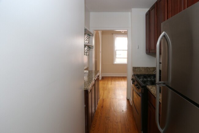 Building Photo - 543 W Surf St