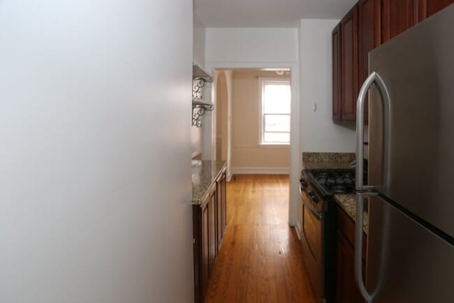 Building Photo - 545 W Surf St