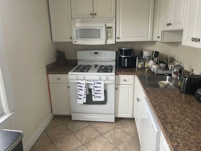 Building Photo - Stunning 2 bed , Free Month/No fee Exposed brick, Central AAC, Porch Super Sunny Awesome layout! ...