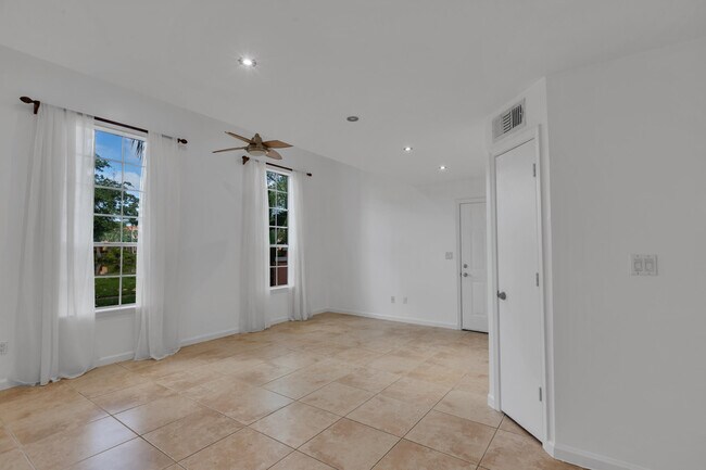 Building Photo - 1165 Crystal Way