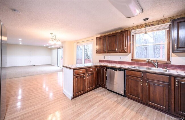 Foto del edificio - 56 Sylvan Lake Rd