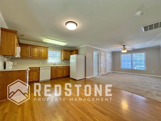 Building Photo - 2 Bed, 2 Bath - Triplex