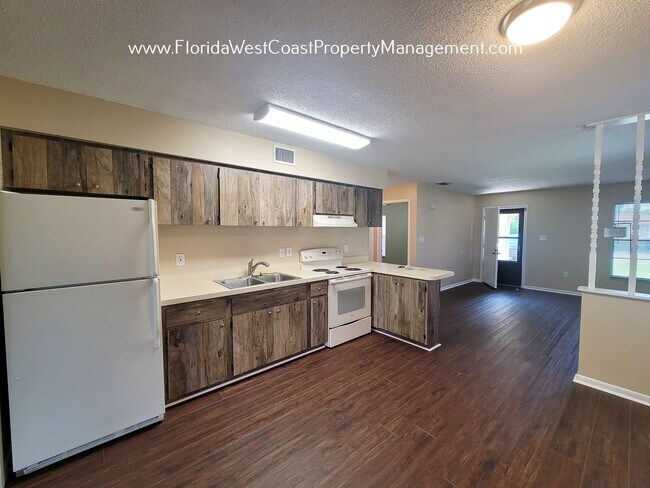 Foto del edificio - ADORABLE 2 BED/1 BATH UPDATED DUPLEX! PATI...