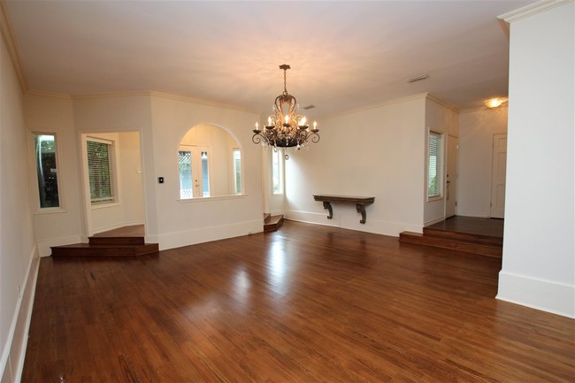 Building Photo - 111 E Del Mar Blvd