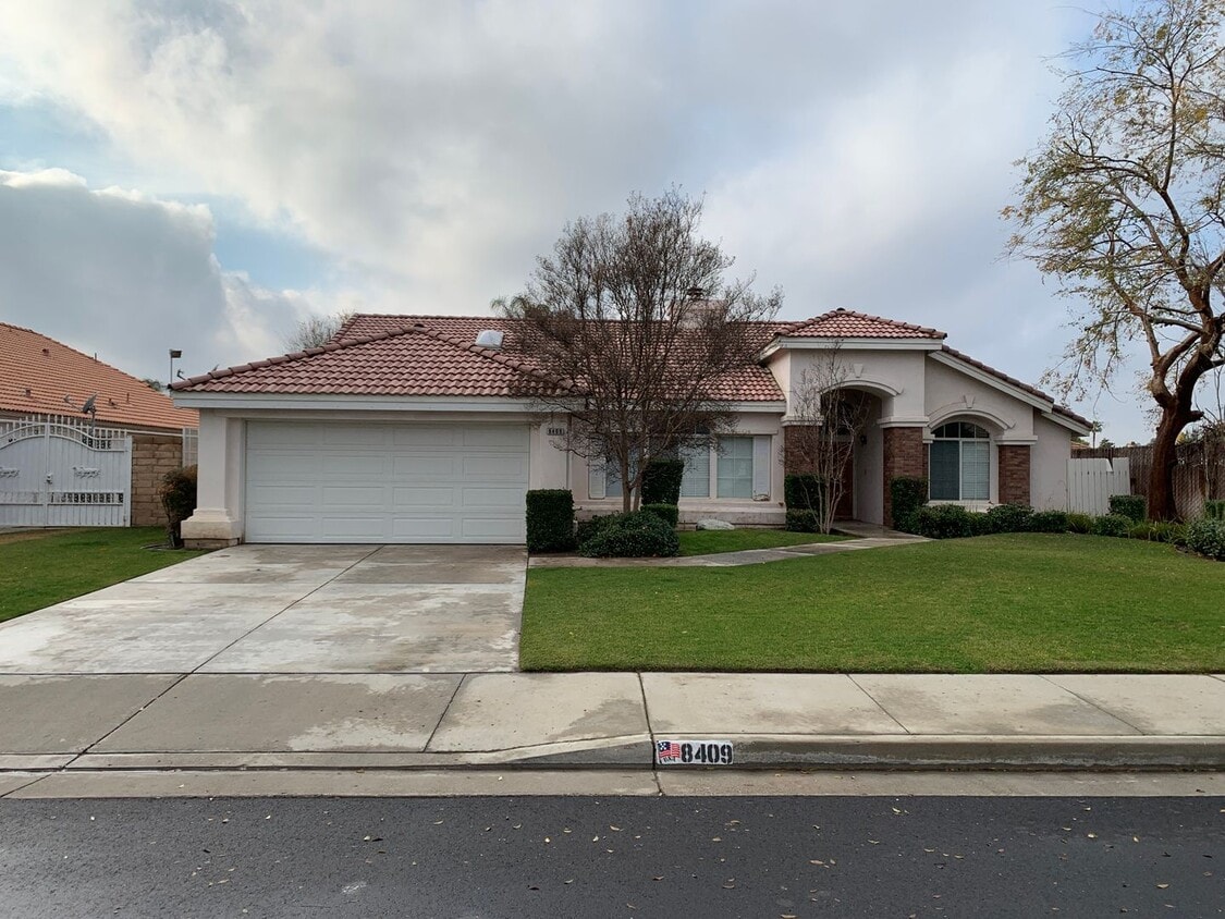 Primary Photo - 8409 Tamworth St - SW - Beautiful 3 + Offi...