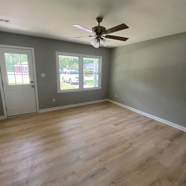 Building Photo - Completely Remodeled