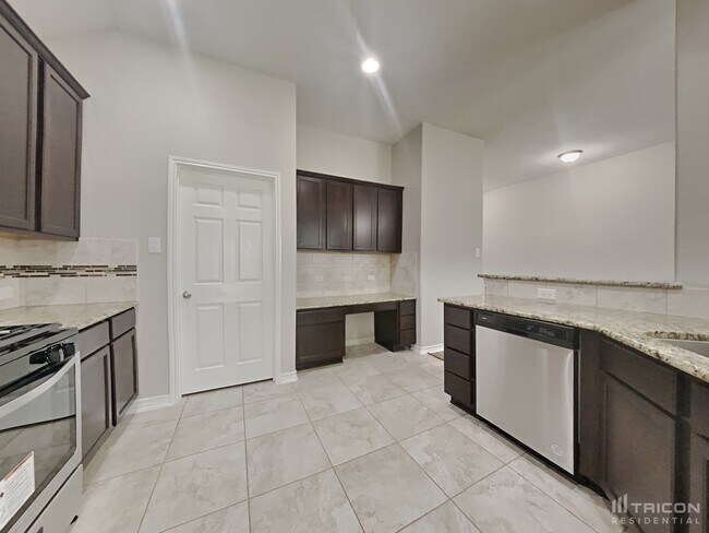 Foto del edificio - 2211 Leonetti Ln