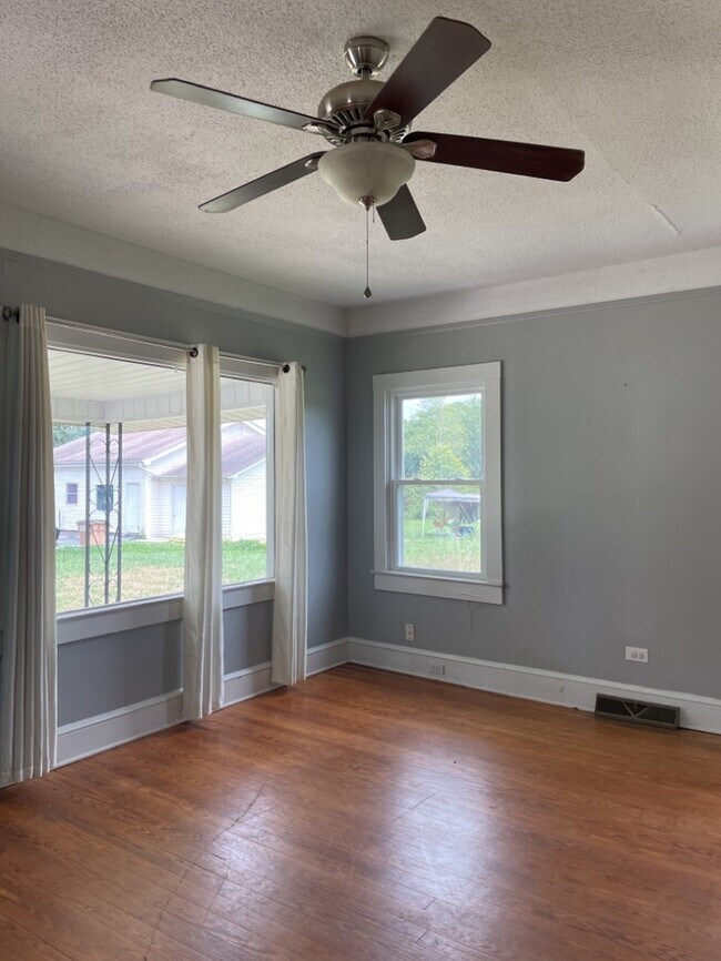 Building Photo - Pelzer Home convenient to I-85