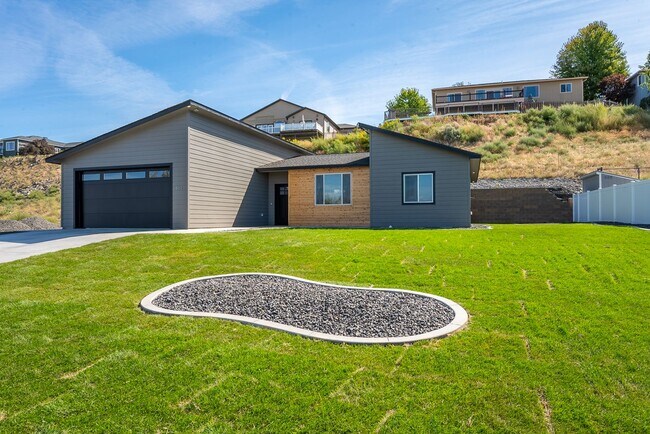 Building Photo - Brand New 3 Bed, 2 Bath Modern Home in Pel...