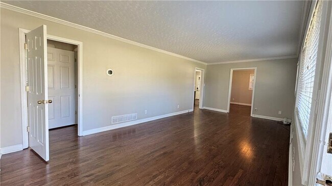 Building Photo - 552 Sybil Ln SE