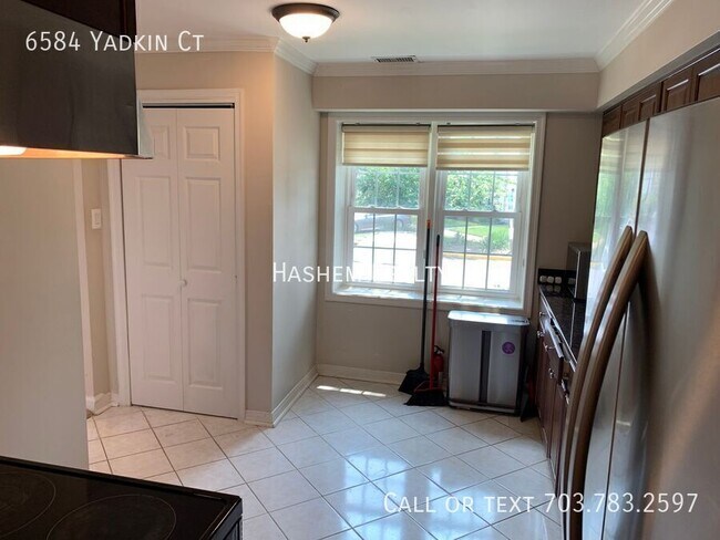 Foto del edificio - 6584 Yadkin Ct