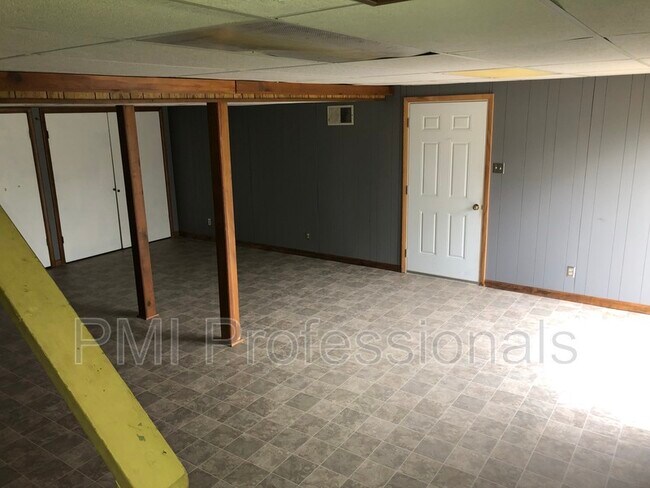 Building Photo - 9000 Split Log Rd