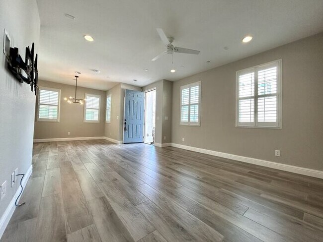 Foto del edificio - Beautiful Modern 3 Bedroom With Solar! - Apply Today!
