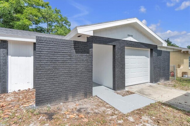 Building Photo - 2840 Central Dr